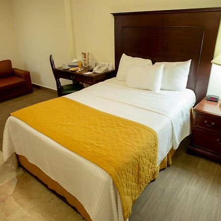 Hotel Plaza Calzada Monterrey Extérieur photo