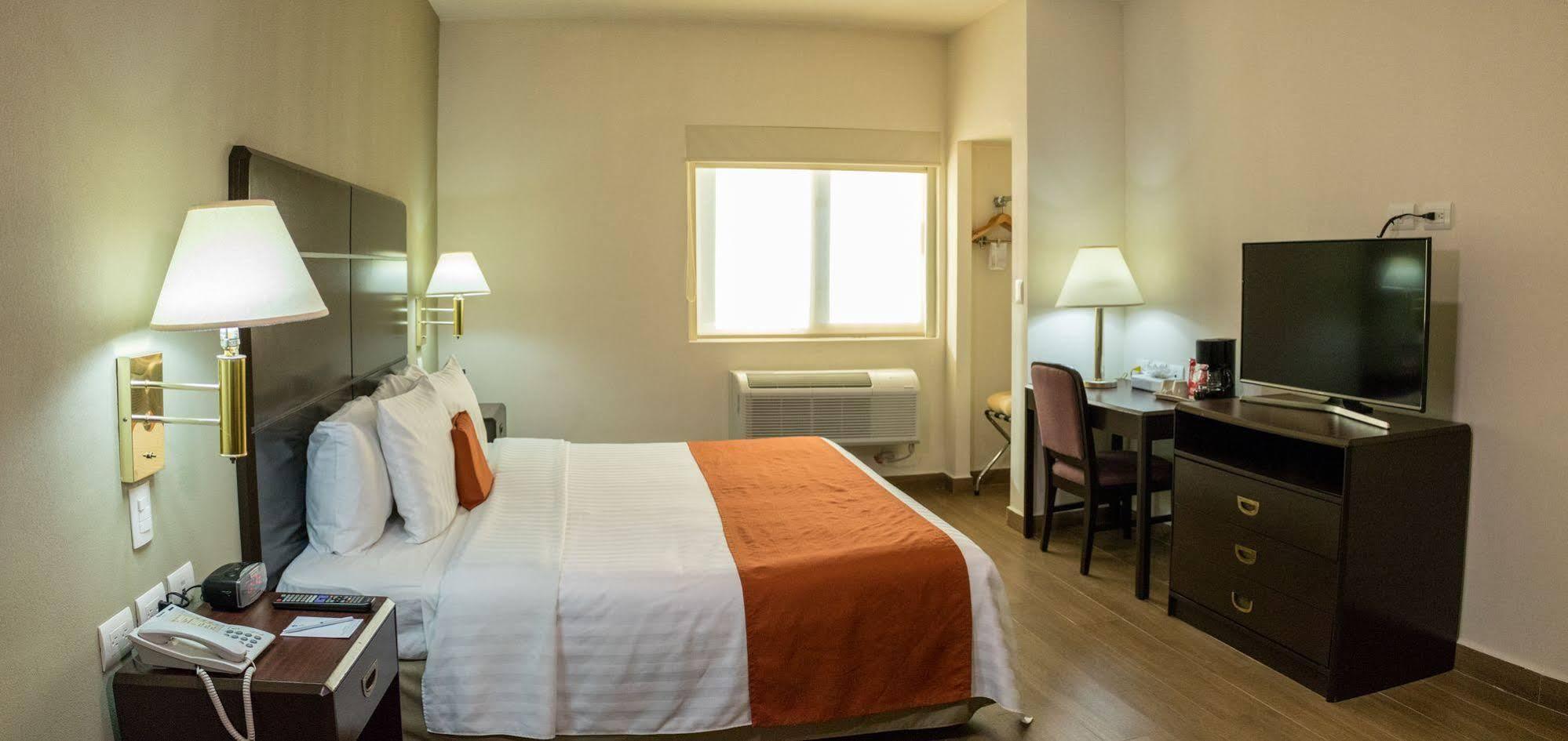 Hotel Plaza Calzada Monterrey Extérieur photo