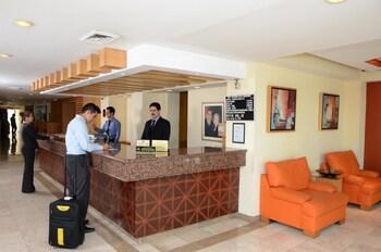Hotel Plaza Calzada Monterrey Extérieur photo